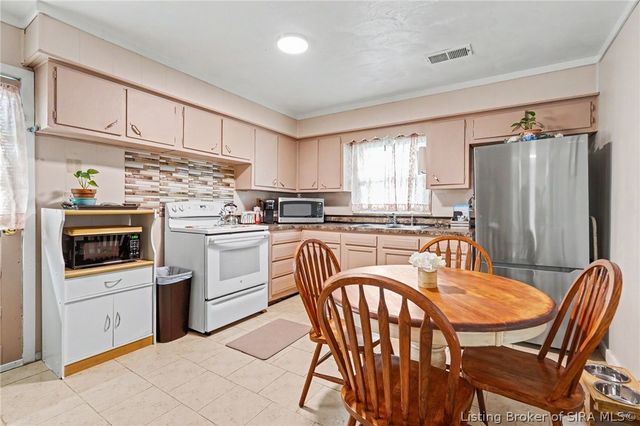 932 Whelan Lane, Jeffersonville, IN 47130