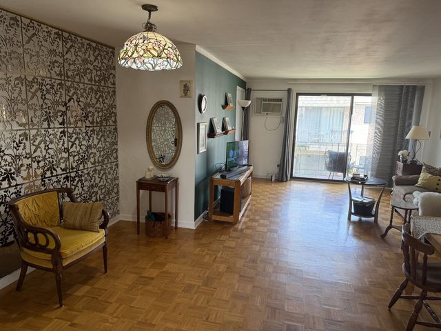 5321 N Delphia Avenue 322, Chicago, IL 60656