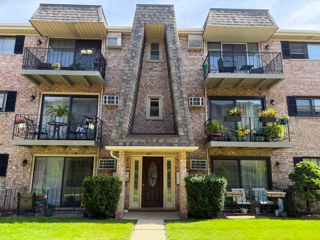 5321 N Delphia Avenue 322, Chicago, IL 60656