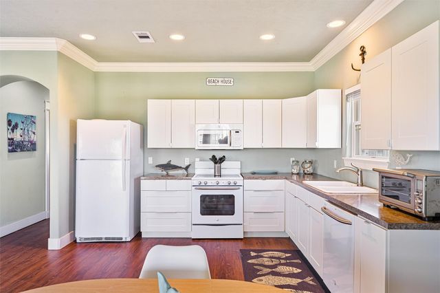 893 West Lane, Crystal Beach, TX 77650