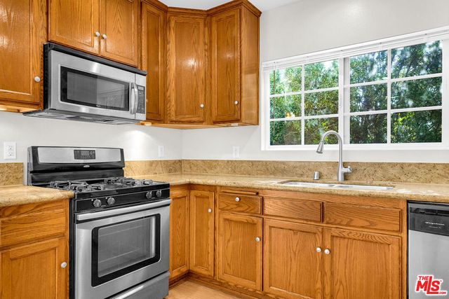 743 N Las Palmas Avenue, Los Angeles, CA 90038