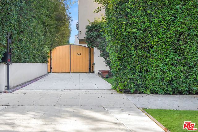 743 N Las Palmas Avenue, Los Angeles, CA 90038