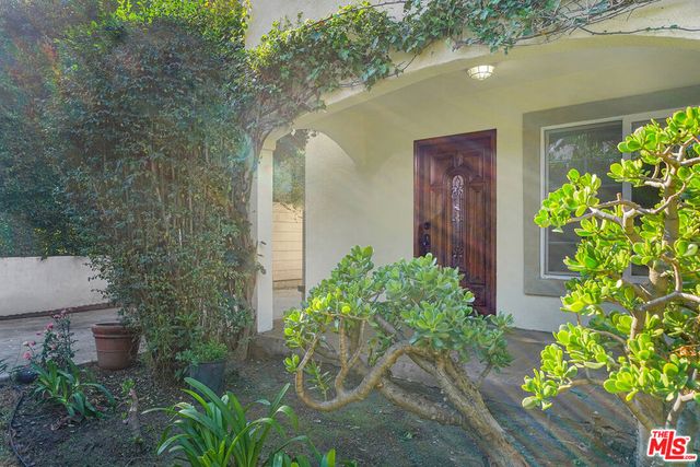 743 N Las Palmas Avenue, Los Angeles, CA 90038