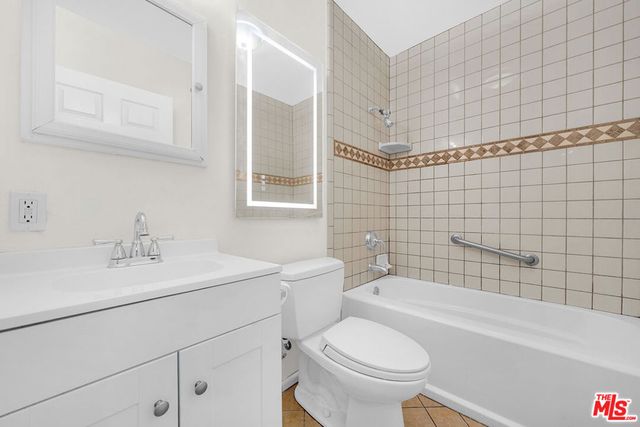 743 N Las Palmas Avenue, Los Angeles, CA 90038