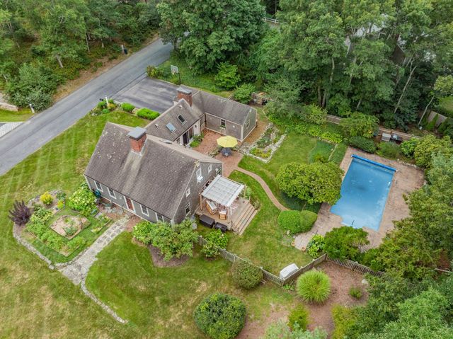 18 Manor Dr, Sandwich, MA 02537