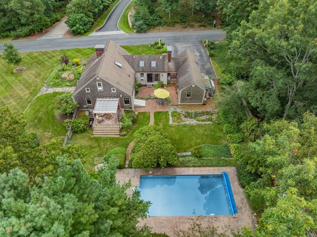 18 Manor Dr, Sandwich, MA 02537