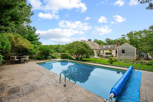 18 Manor Dr, Sandwich, MA 02537