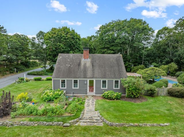 18 Manor Dr, Sandwich, MA 02537