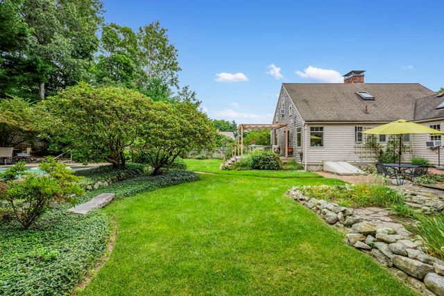 18 Manor Dr, Sandwich, MA 02537
