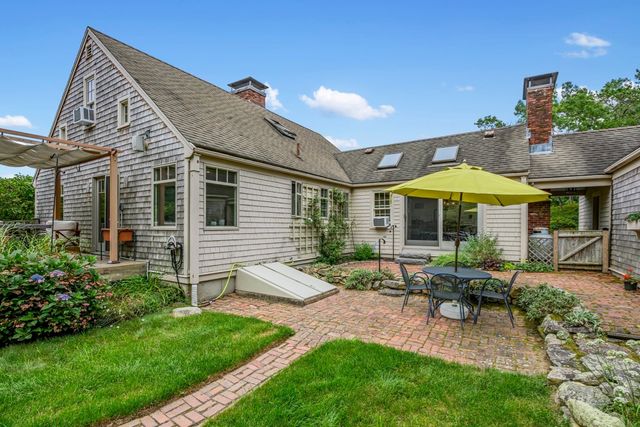 18 Manor Dr, Sandwich, MA 02537