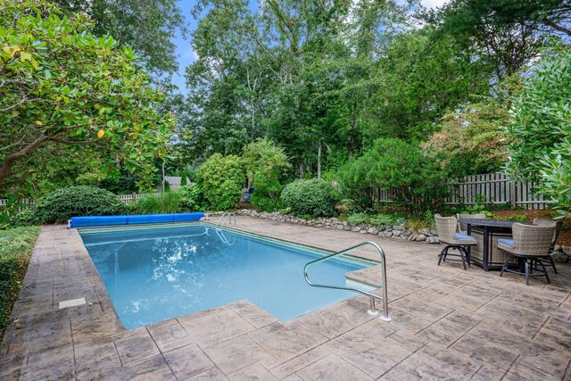 18 Manor Dr, Sandwich, MA 02537