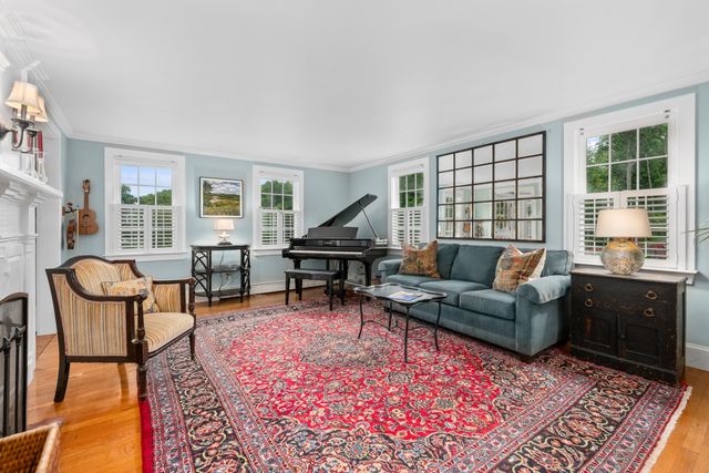 18 Manor Dr, Sandwich, MA 02537