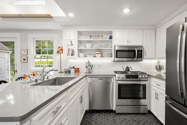 18 Manor Dr, Sandwich, MA 02537