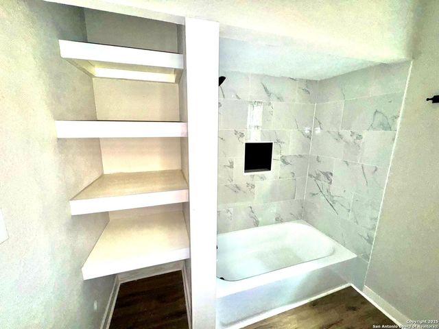 221 Larchmont, San Antonio, TX 78209
