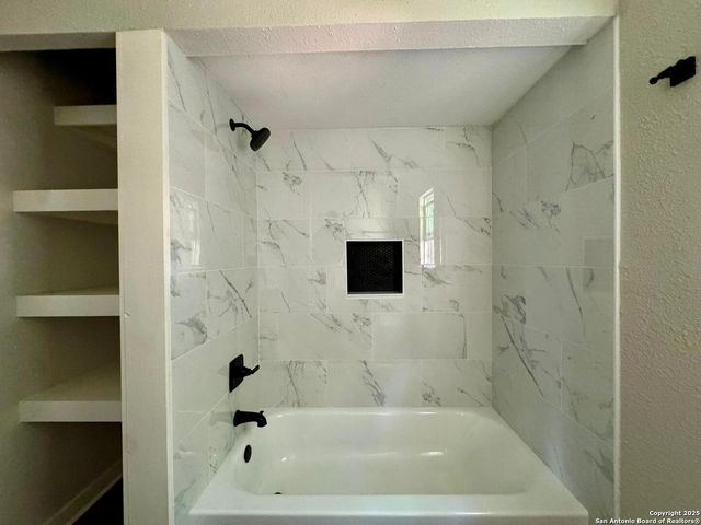 221 Larchmont, San Antonio, TX 78209