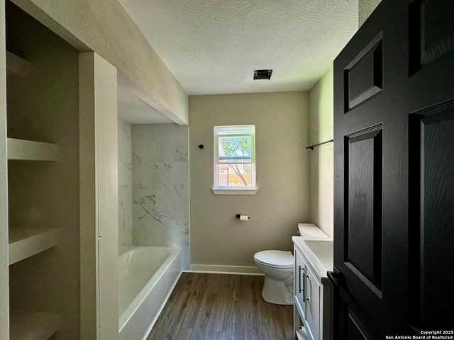 221 Larchmont, San Antonio, TX 78209
