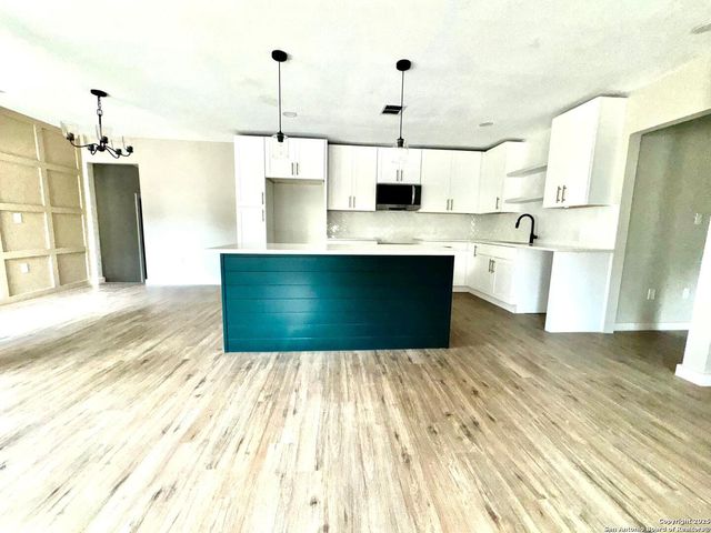 221 Larchmont, San Antonio, TX 78209