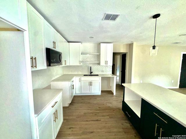 221 Larchmont, San Antonio, TX 78209