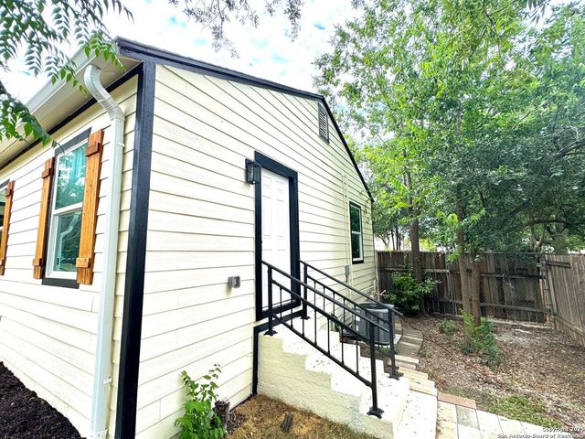 221 Larchmont, San Antonio, TX 78209