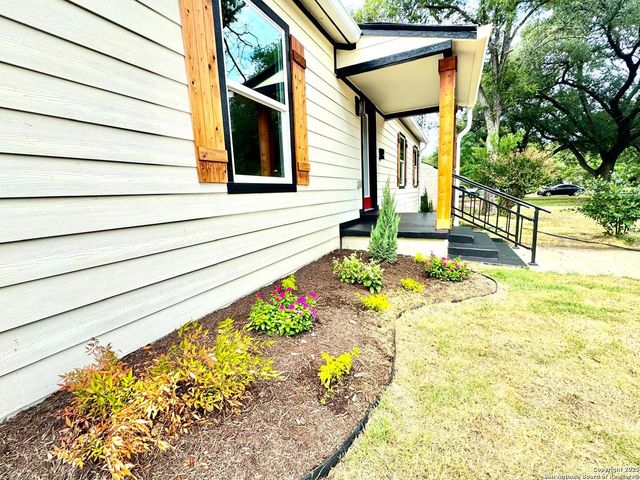 221 Larchmont, San Antonio, TX 78209