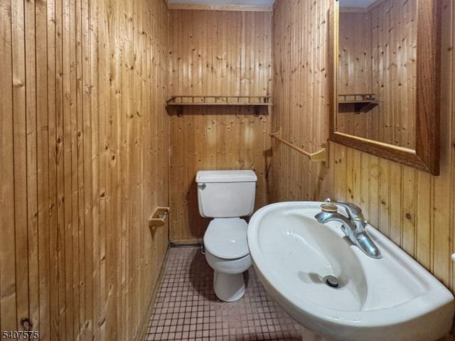 4 Hadlar Dr, Clinton Twp., NJ 08833