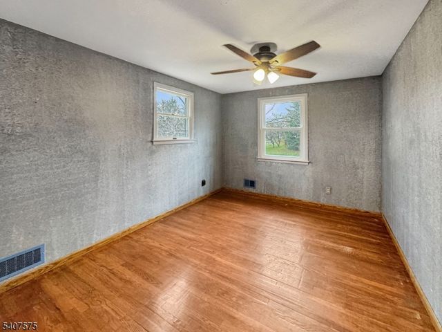 4 Hadlar Dr, Clinton Twp., NJ 08833