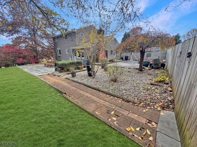 4 Hadlar Dr, Clinton Twp., NJ 08833