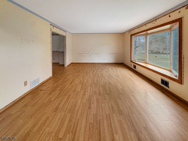 4 Hadlar Dr, Clinton Twp., NJ 08833