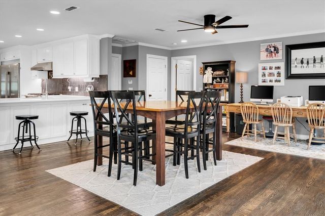 2911 N Charleston Xing, Fayetteville, AR 72703