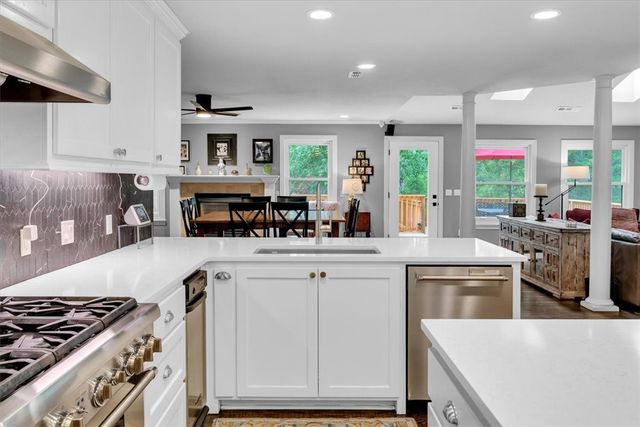 2911 N Charleston Xing, Fayetteville, AR 72703