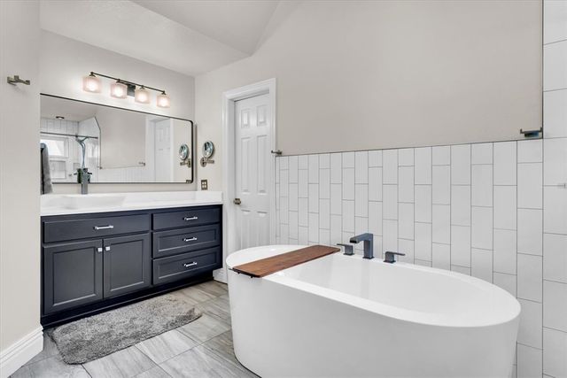 2911 N Charleston Xing, Fayetteville, AR 72703