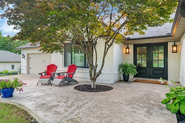 2911 N Charleston Xing, Fayetteville, AR 72703