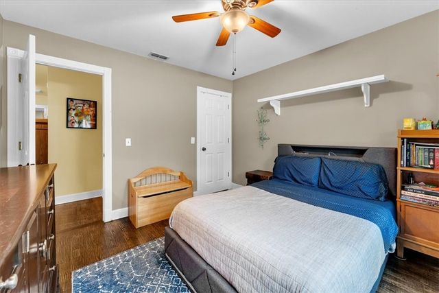 2911 N Charleston Xing, Fayetteville, AR 72703