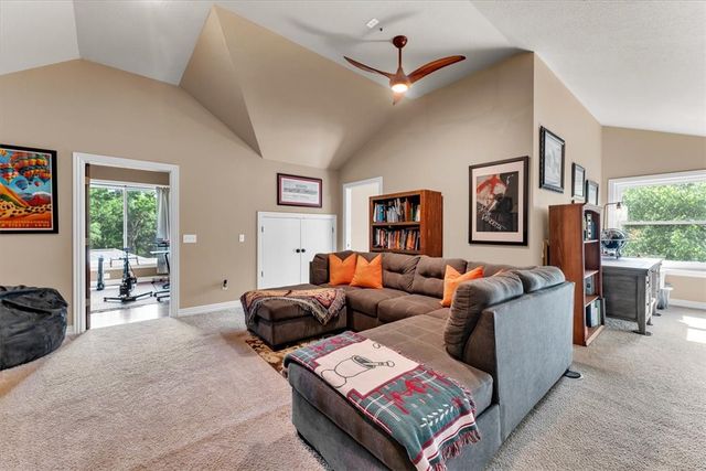 2911 N Charleston Xing, Fayetteville, AR 72703