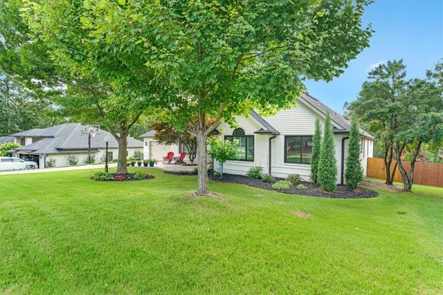 2911 N Charleston Xing, Fayetteville, AR 72703