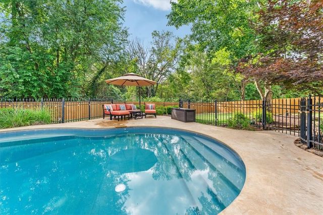 2911 N Charleston Xing, Fayetteville, AR 72703