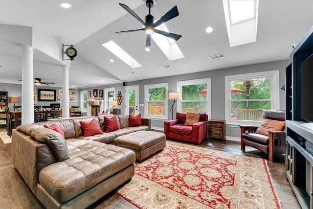 2911 N Charleston Xing, Fayetteville, AR 72703