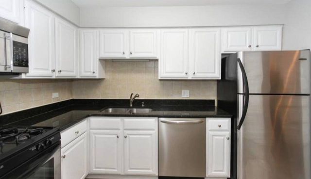 677 S River Road 2H, Des Plaines, IL 60016