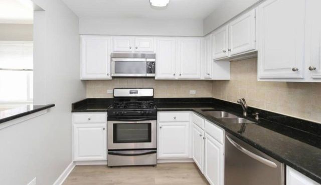 677 S River Road 2H, Des Plaines, IL 60016