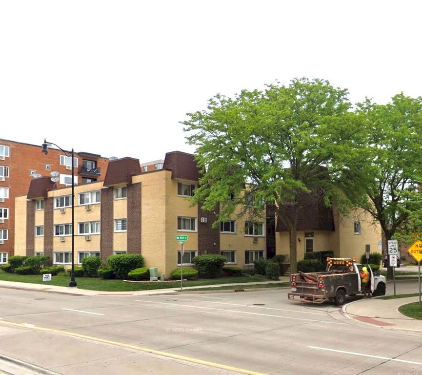 677 S River Road 2H, Des Plaines, IL 60016