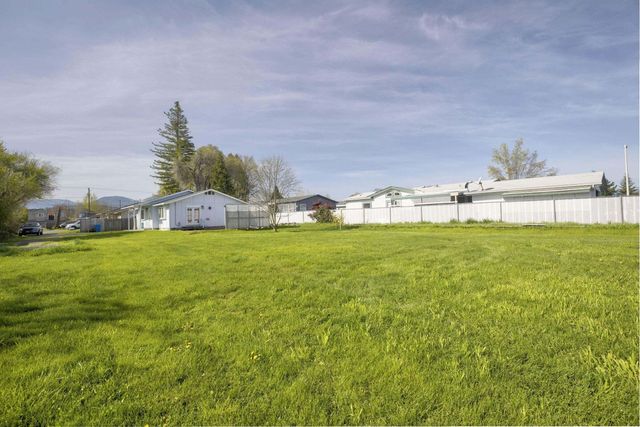 2368 Redwood Avenue, Grants Pass, OR 97527