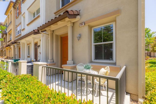 1062 Martin Luther King Dr, Hayward, CA 94541