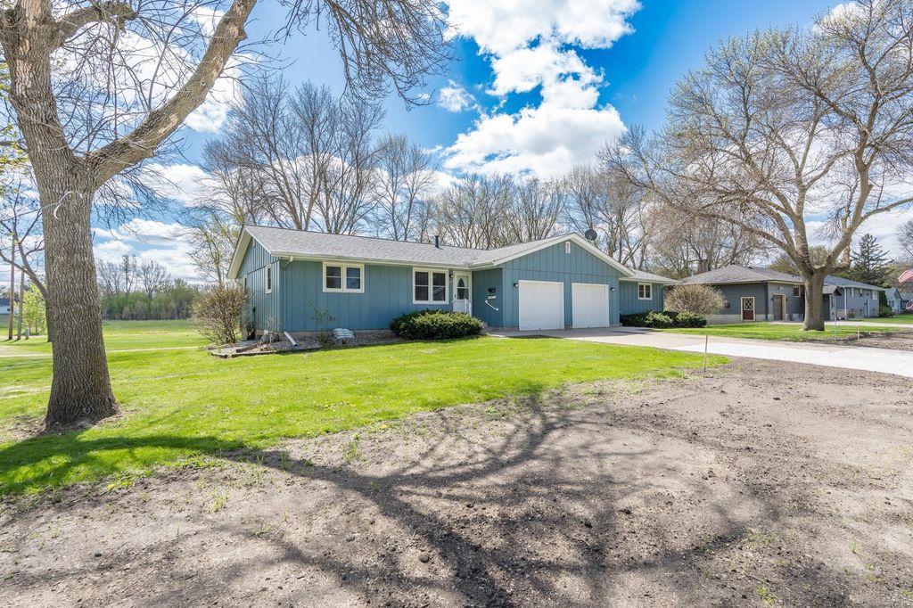 502 Vine Avenue W, Montgomery, MN 56069 — exterior