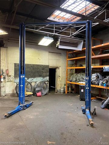 15100, 10, 14, E Warren Avenue, Detroit, MI 48224