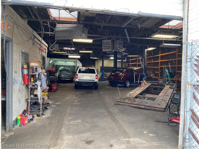 15100, 10, 14, E Warren Avenue, Detroit, MI 48224