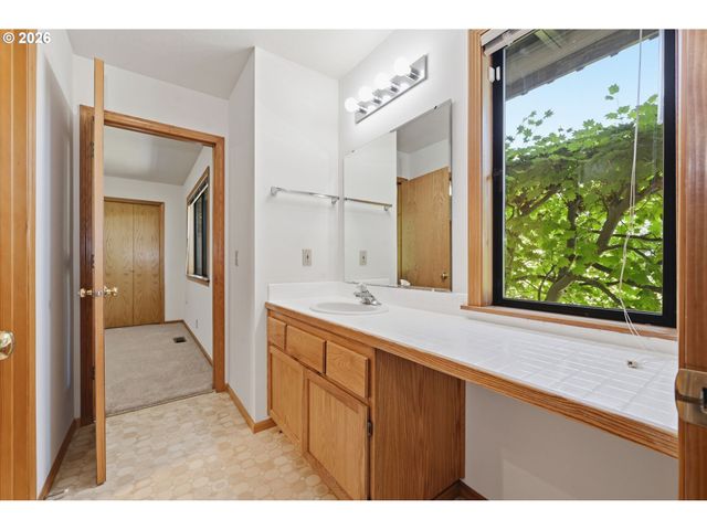 3066 SOLOMAN Loop, Eugene, OR 97405