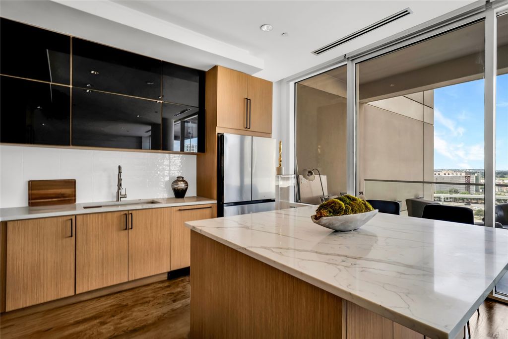 2408 Victory Park Lane 832, Dallas, TX 75219