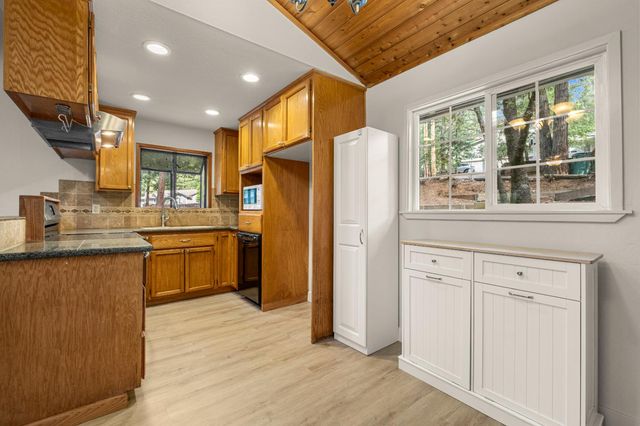 5648 Sierra Springs Dr, Pollock Pines, CA 95726