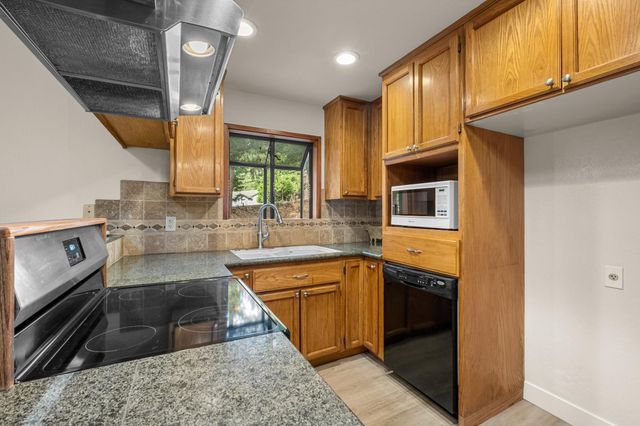 5648 Sierra Springs Dr, Pollock Pines, CA 95726