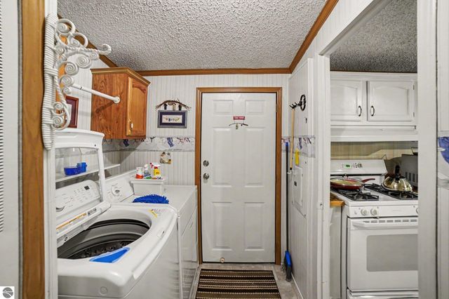 15 Backache Bend, Elwell, MI 48832